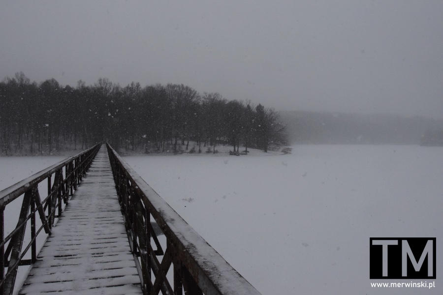 Most nad jeziorem złotnickim (dolnośląskie, Polska)