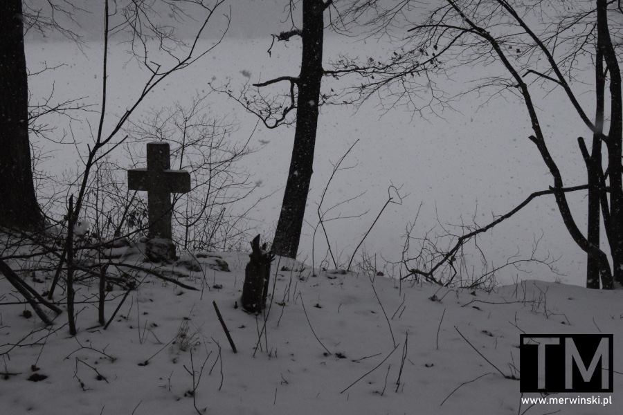 Krzyż nad jeziorem złotnickim (Złotniki Lubańskie)