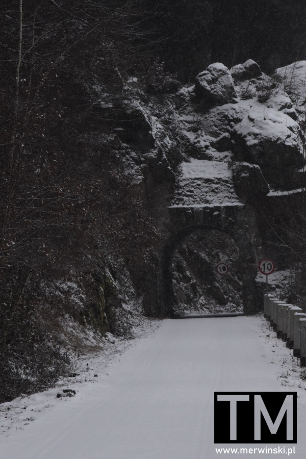 Tunel drogowy w kierunku na tamę złotnicką (Dolny Śląsk)