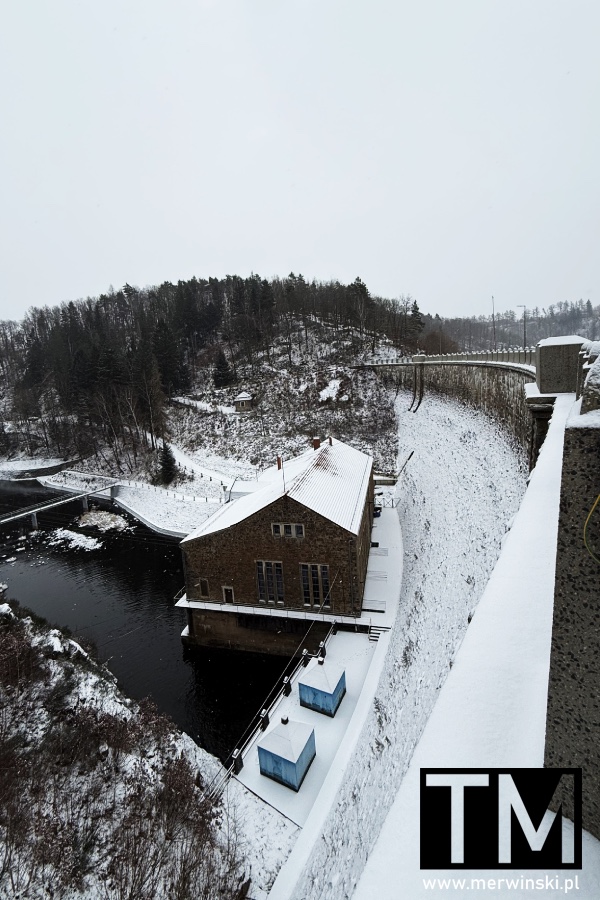 Tama złotnicka - widok z tamy na zabudowania