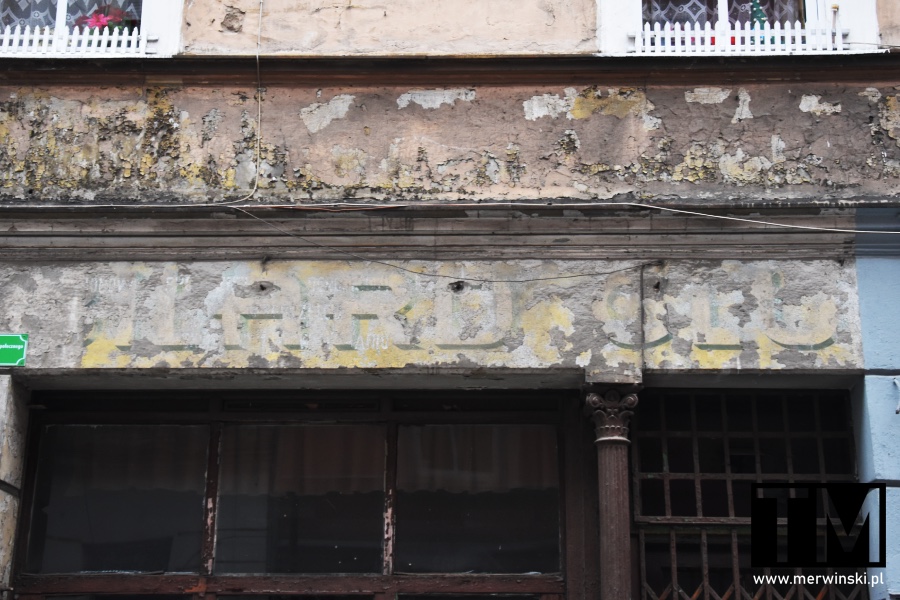 Lubań atrakcje: stare napisy na budynku w Lubaniu