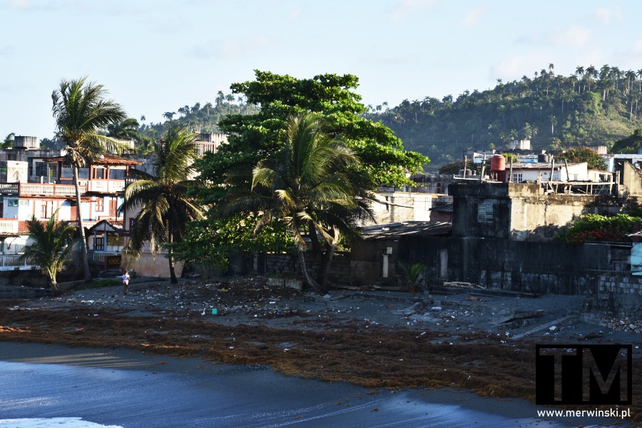 Brudna plaża w Baracoa to poniekąd efekt biedy na Kubie