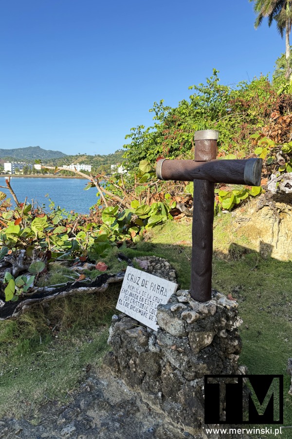 Replika Cruz de la Parra przy hotelu Porto Santo