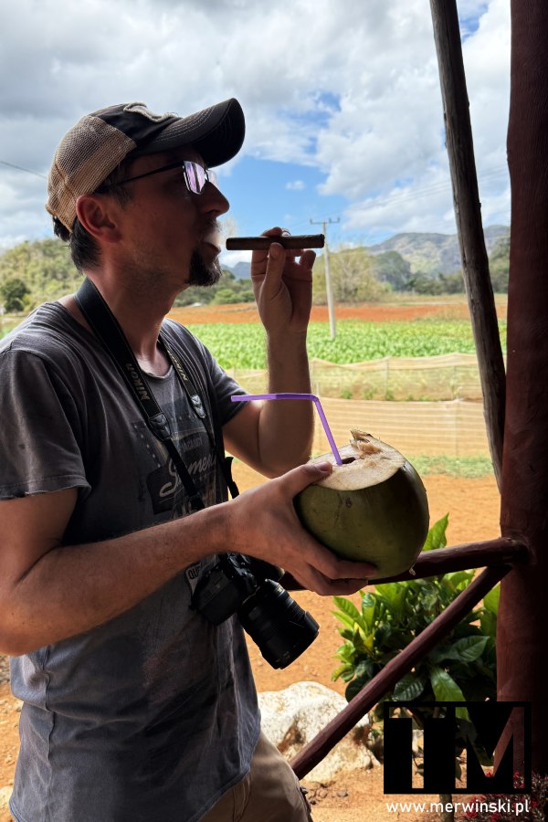 Tomasz Merwiński pali cygaro w Vinales (Kuba)