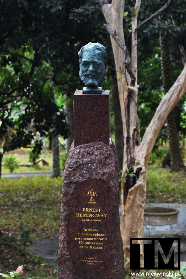 Rzeźba pisarza na terenie Finca Vigía, czyli dowód na to, że Hemingway na Kubie zostawił swój ślad