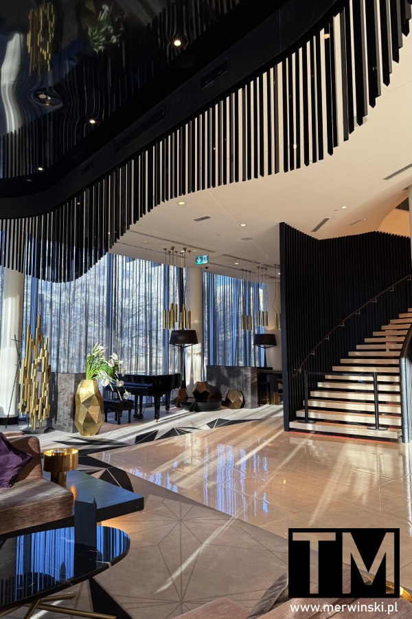 Hilton Tallinn Park - schody przy recepcji