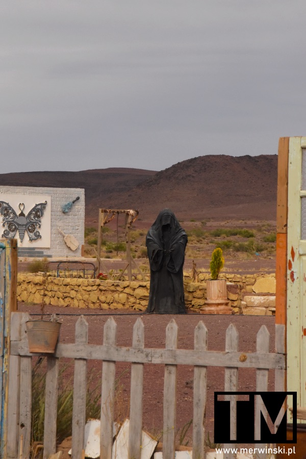 Mroczna postać z filmu Wzgórza mają oczy na terenie Maroka