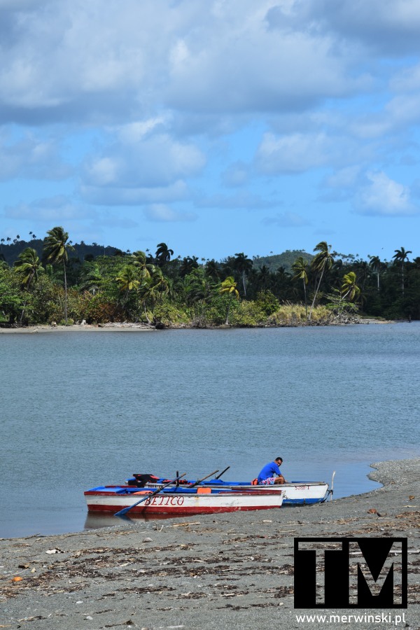 Łodzie wiosłowe na rzece Toa (Kuba Baracoa)