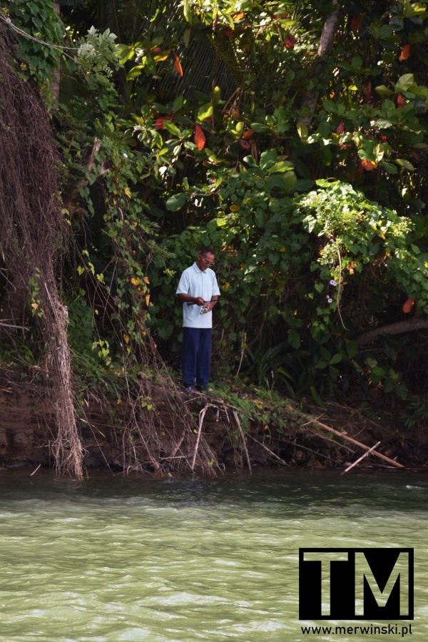 Wędkarz nad rzeką Toa na Kubie