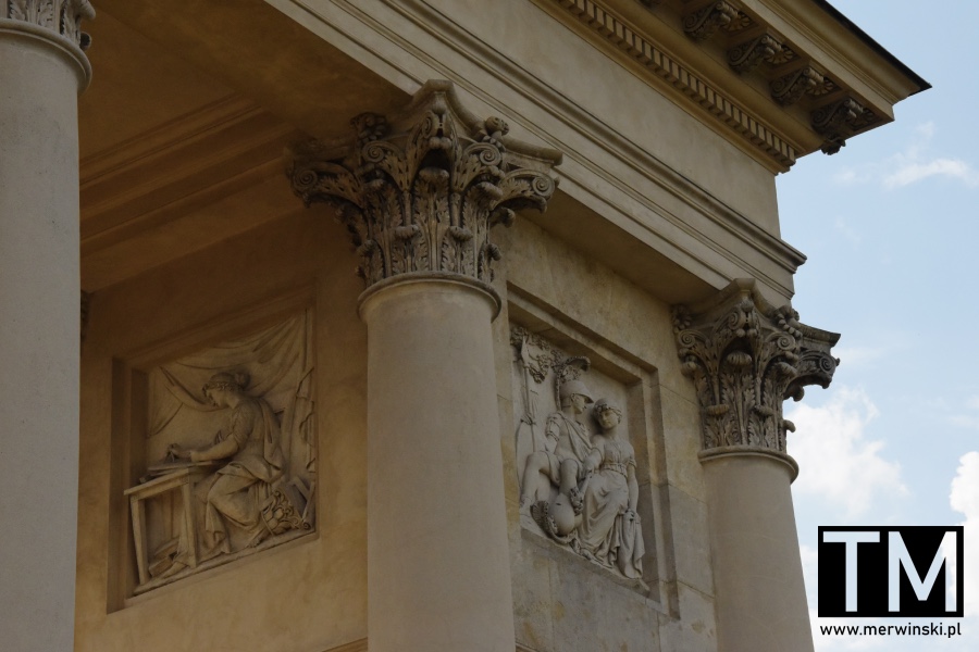 Przybliżenie na kolumnady na Reistna