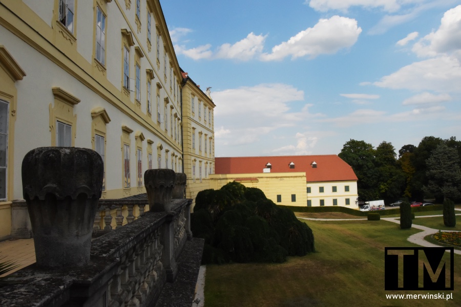 Zamek Valtice Castle - widziany z boku