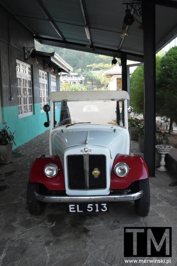 Fabryka herbaty na Cejlonie: samochód Morris Minor