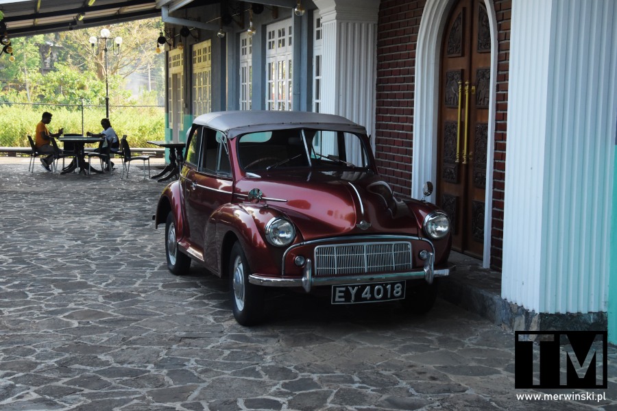 Fabryka herbaty w Sri Lance: samochód Morris Minor