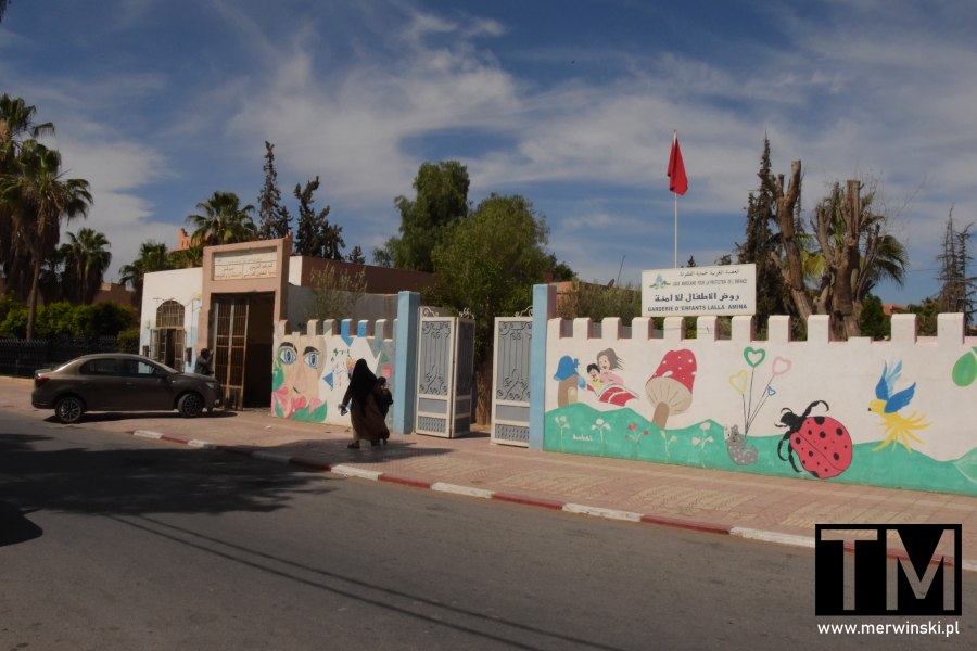 Maroko Taroudant przedszkole z kolorowym murem