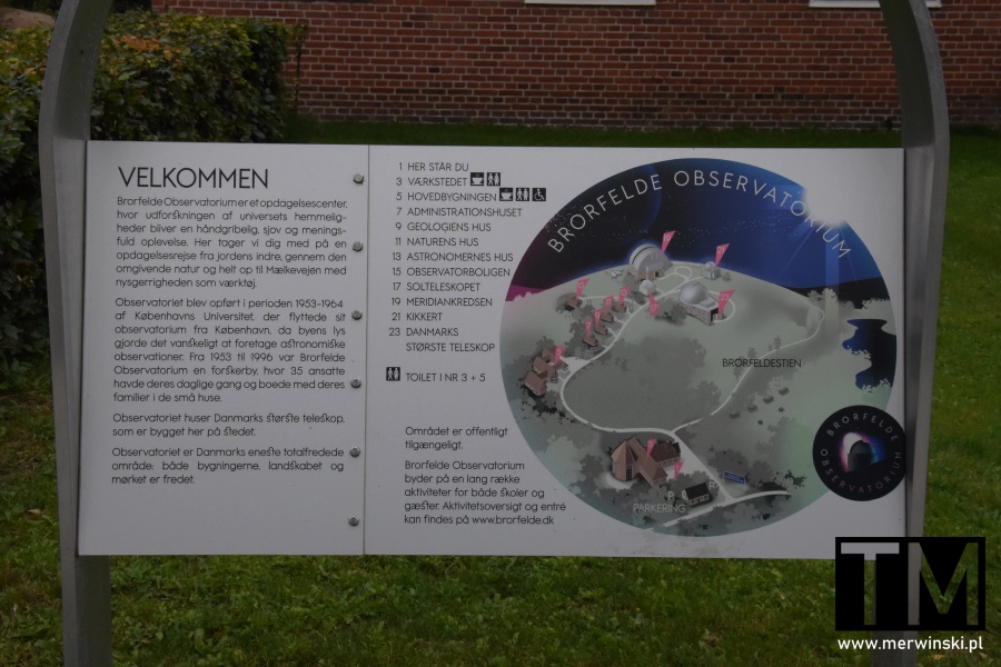 Tablica informacyjna obserwatorium Brorfelde w Danii