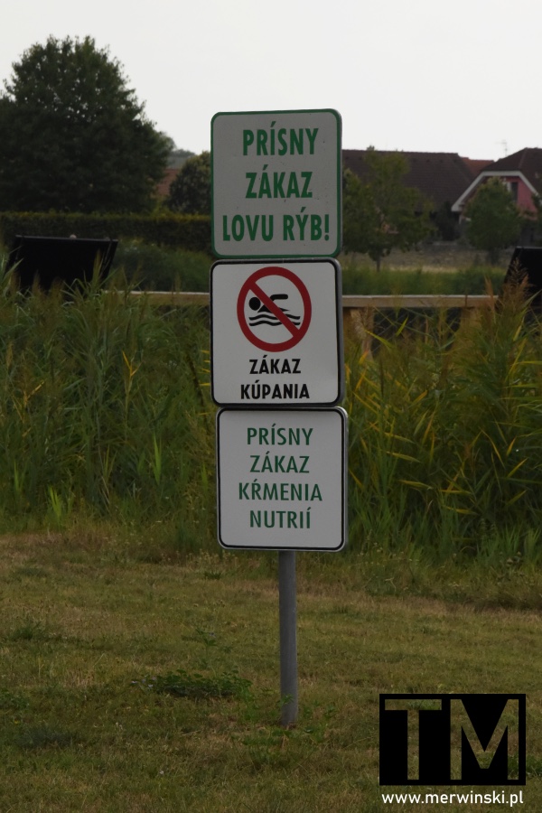 Znaki zakazu w okolicy zamku Holíč Słowacja