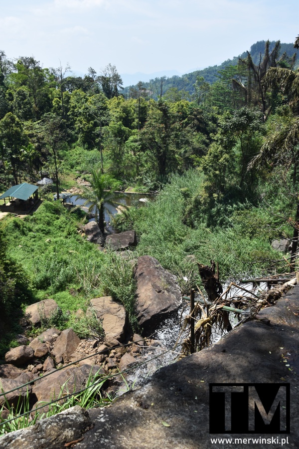 Dolina w Knuckles Mountain Range w okolicy Hunnasgiriya Waterfall