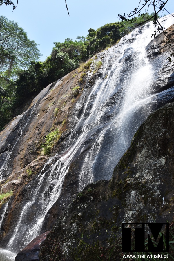 Widok na Hunnasgiriya Waterfall w Sri Lance
