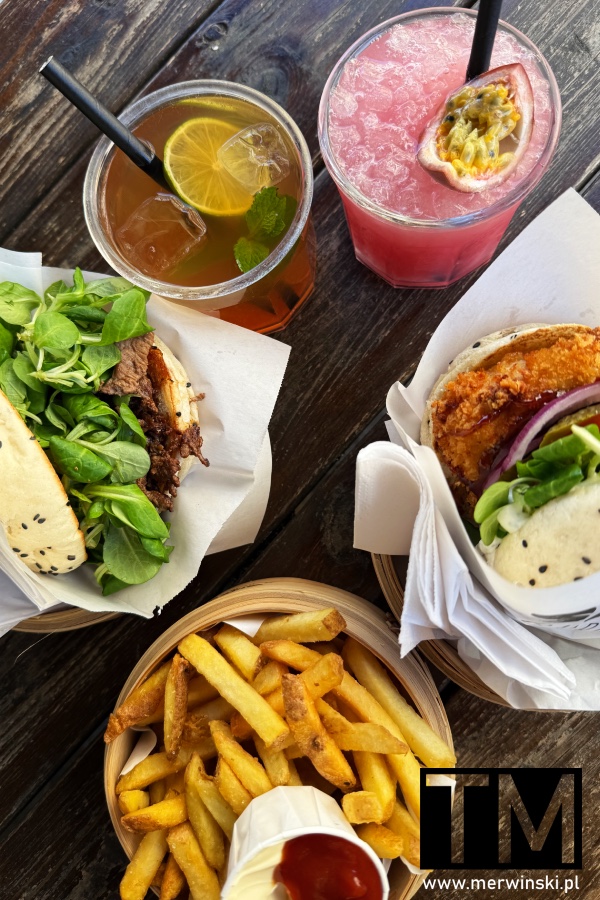 Gdzie zjeść w Berlinie? Choćby w Shiso Burger, którą można dodać do kategorii: dziwne restauracje w Berlinie