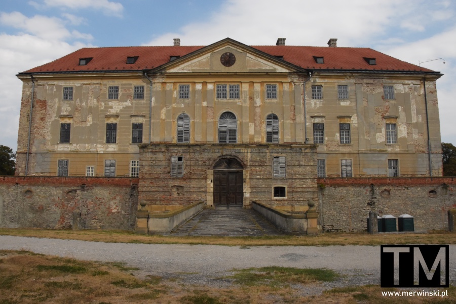 Zamek Holíč Słowacja w całej okazałości