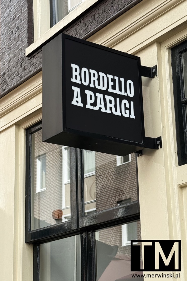 Szyld sklepu Bordello a Parigi w Amsterdamie