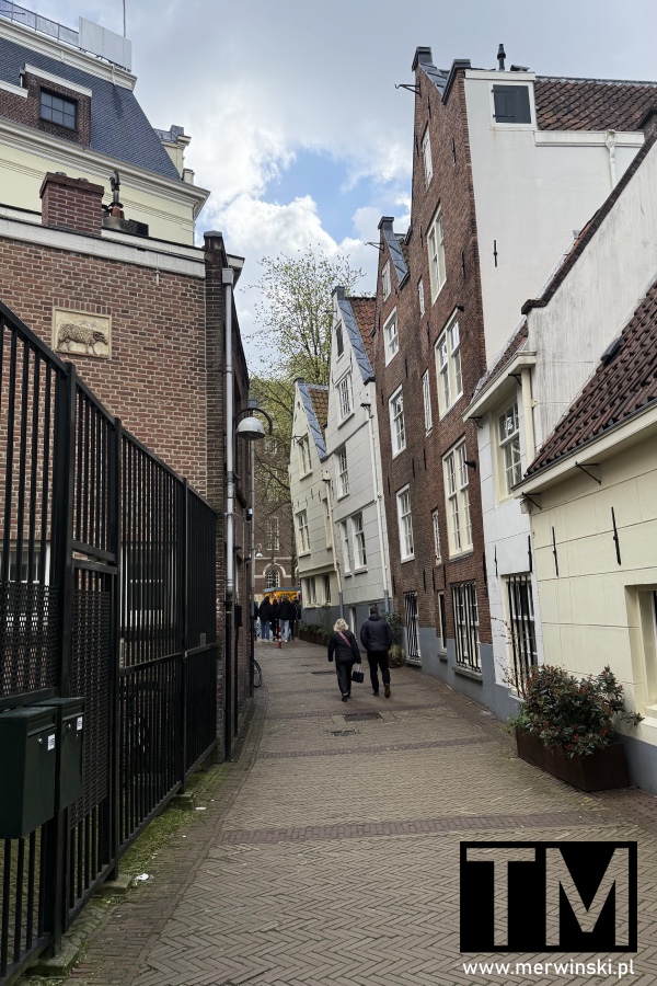 Gedempte Begijnensloot - pochylone domy w Amsterdamie