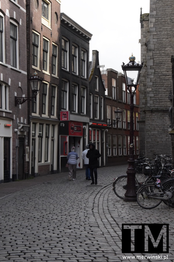 Wąska uliczka Amsterdamu (Holandia)