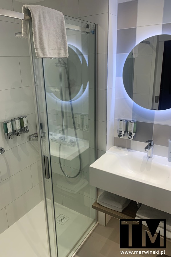 Łazienka w Hampton by Hilton Warsaw Reduta (hotel w Warszawie)