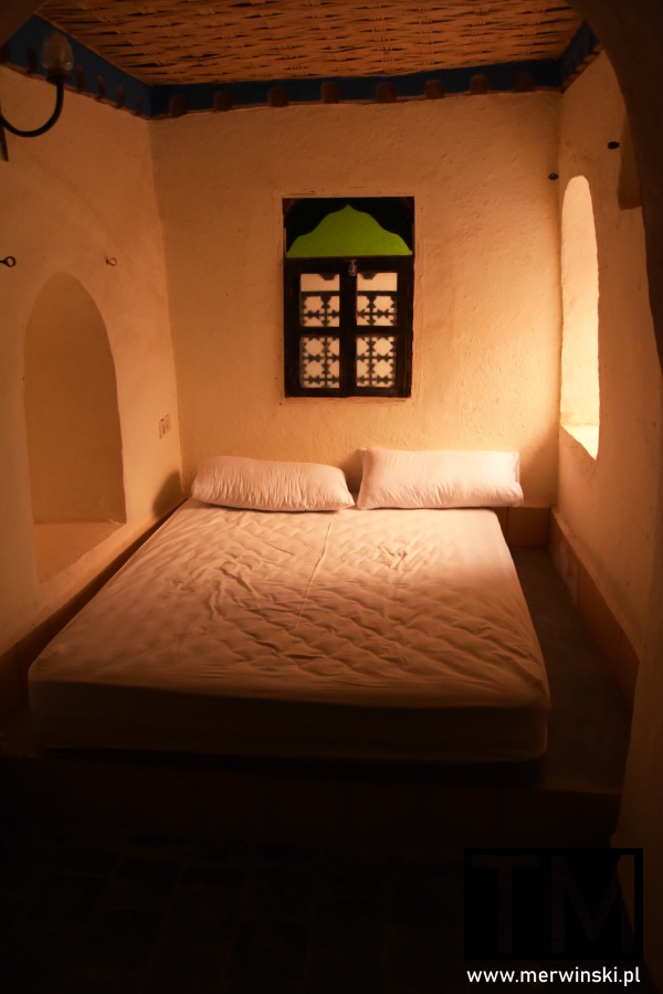 Łóżko w pokoju hotelowym - Ksar Tissergate (Maroko)