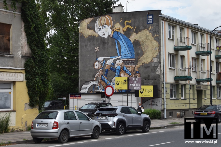 Ciekawe miejsca w Płocku: mural dziewczynka na rowerze