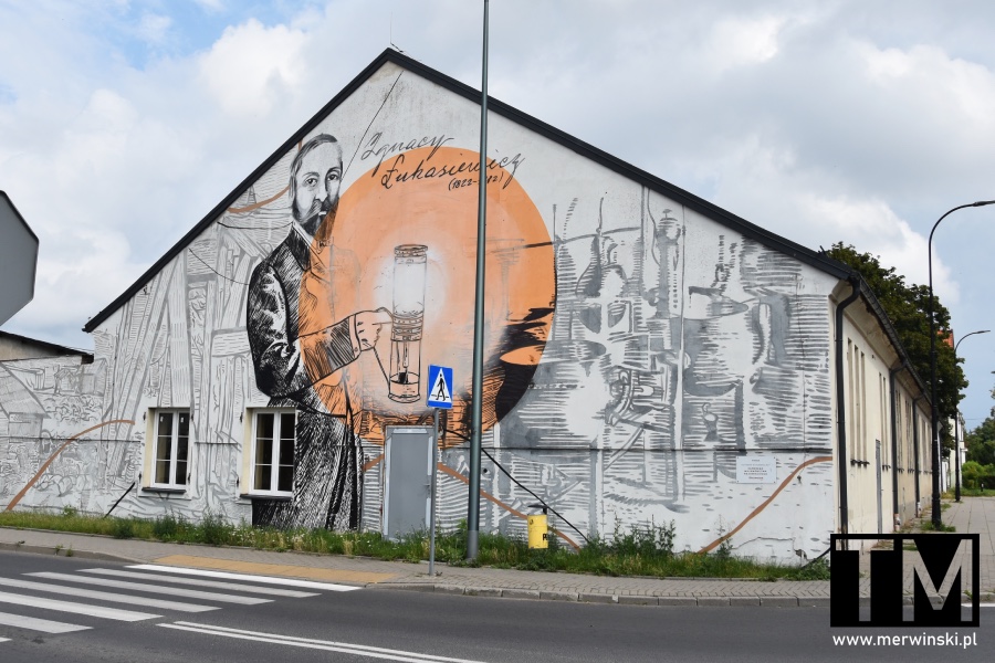 Płock atrakcje: mural Ignacego Łukasiewicza